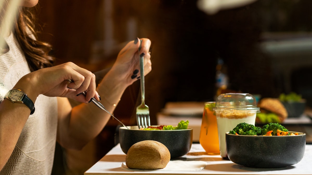 Femei mature care se bucură de o alimentație sănătoasă